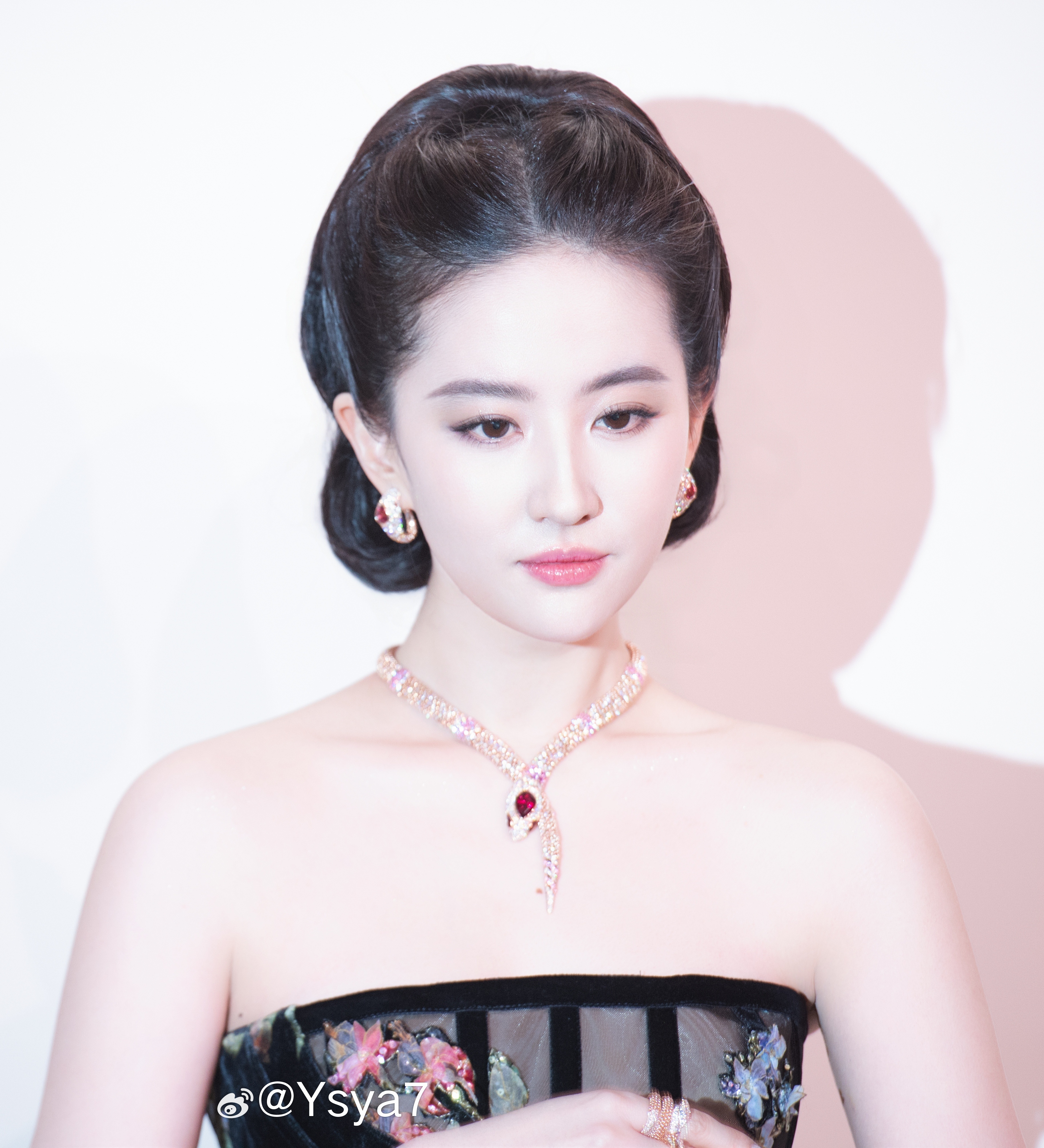 神女爱世人。刘亦菲几乎没有法令纹