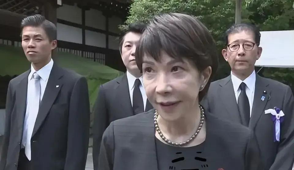 快讯！快讯！
新宿街头突然炸锅：11月29日，上百名日本市民在大街上集会，牌子写