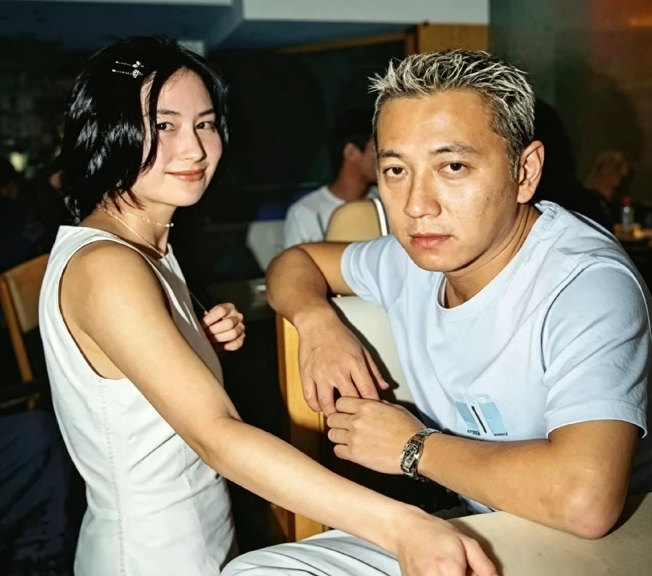 年轻时何超琼跟杨其龙这张合照，真挺少见。一个没架子，一个染黄毛，看着就是俩普通小
