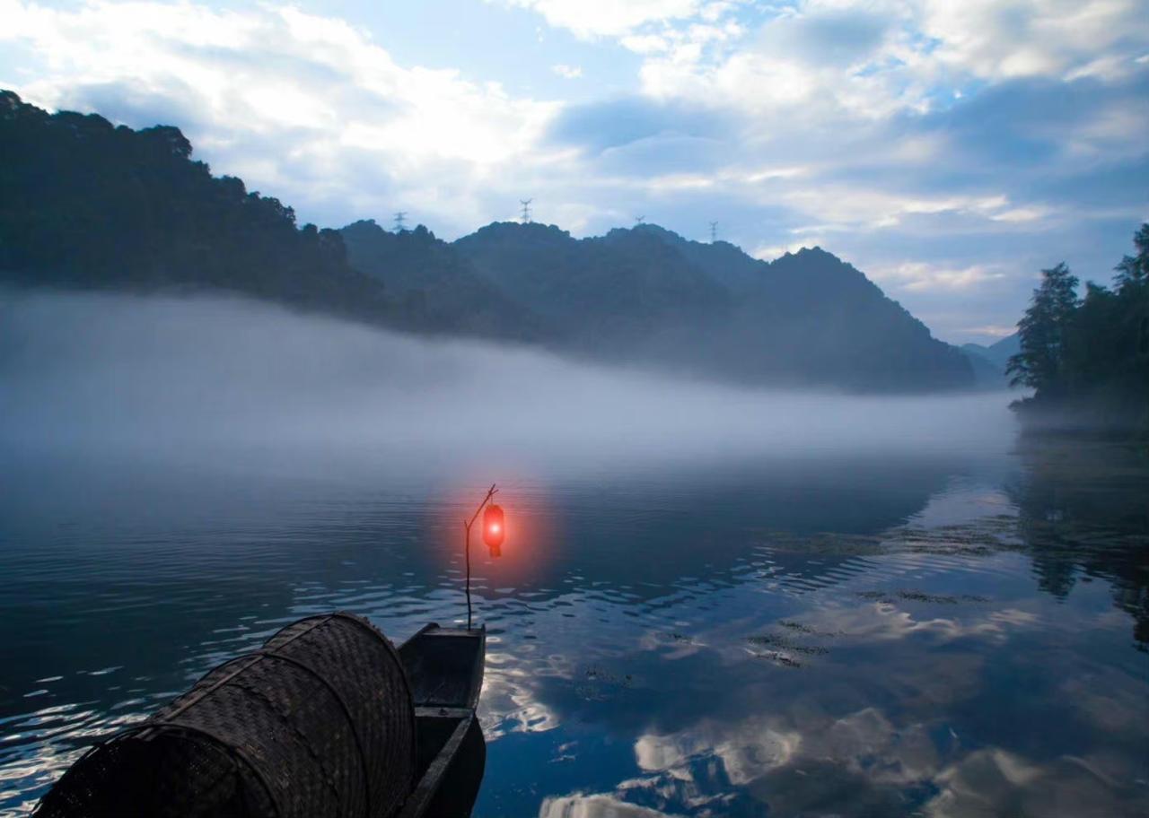 我的一个朋友跟我聊天，他们家的孩子是知名的985毕业的，在南京工作，税后收入大概