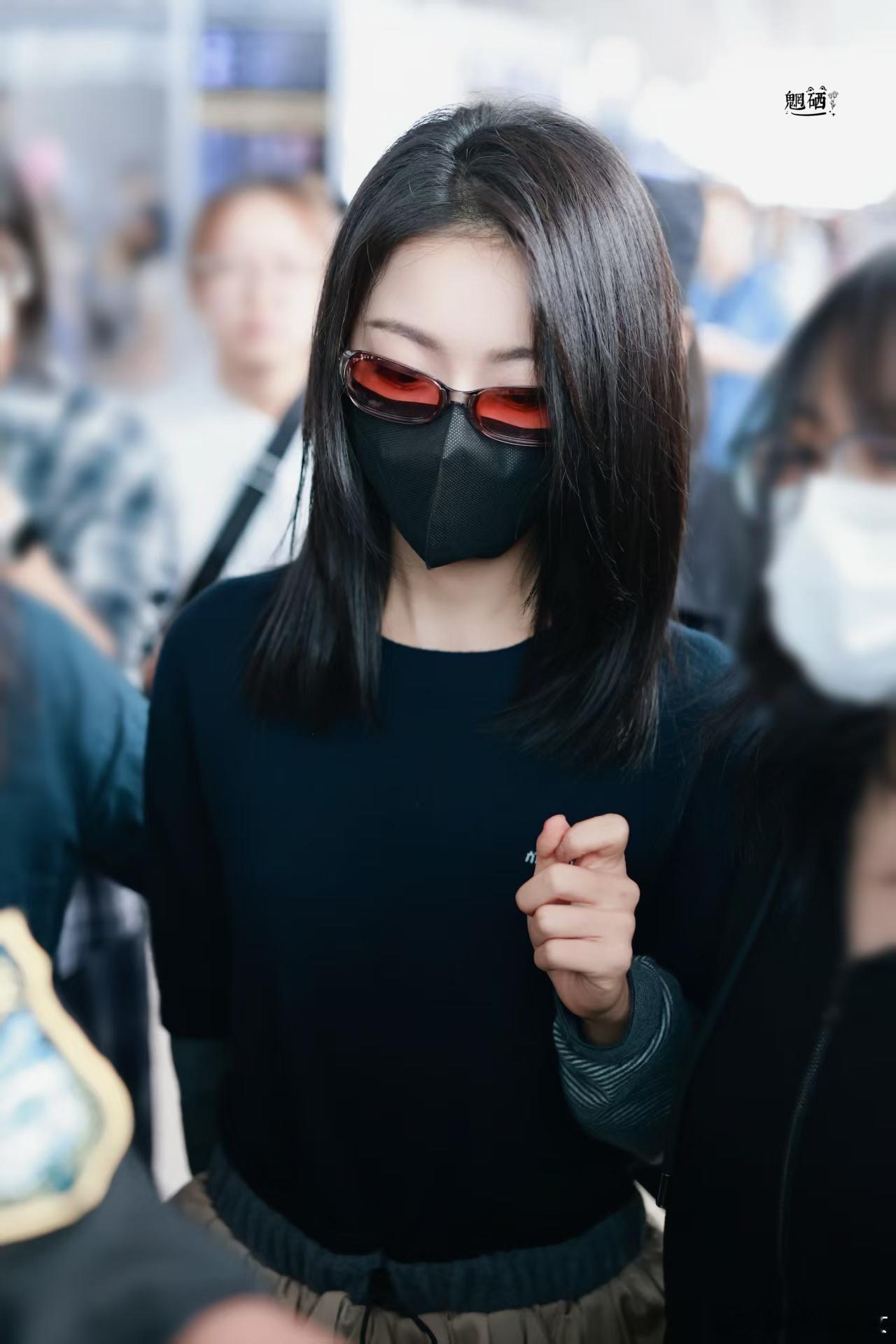 赵今麦出发巴黎时装周一身清爽奔赴巴黎，miumiu女王登场，静待秀场惊喜 ​​​