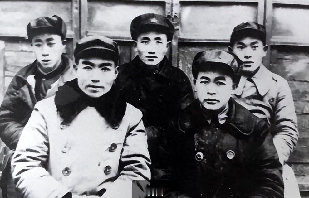 同一个班的三位将军里，担任班长的是中将，而原本的战士却成为了上将，为什么会这样？