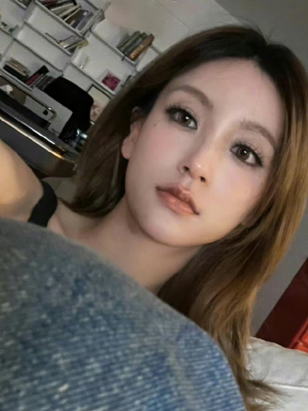 赵磊官宣结婚  赵磊结婚  赵磊官宣和女友结婚，其和女友晒出手拿结婚证的合照，官