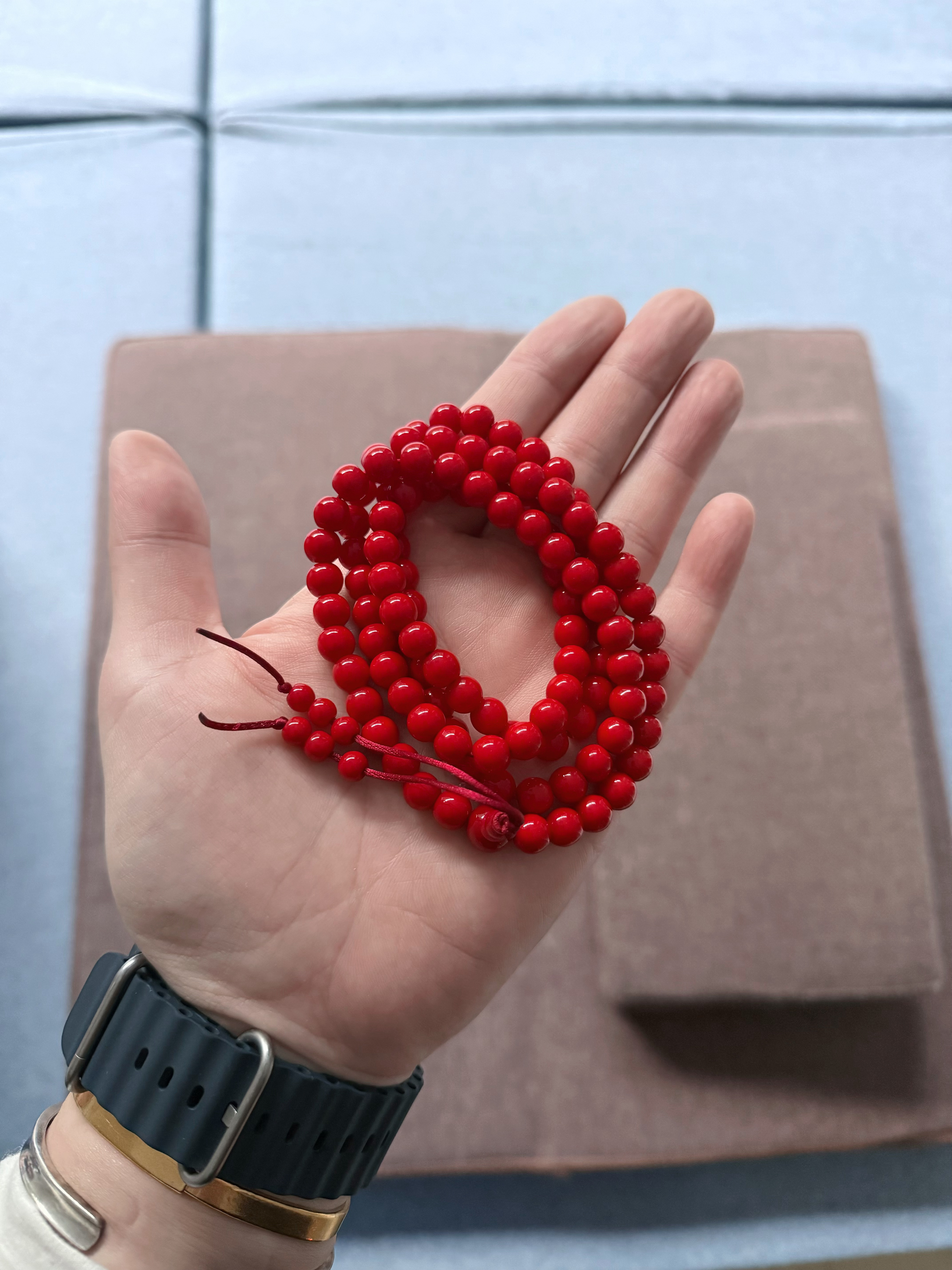 朋友的妈妈去五明佛学院，念了五百遍《地藏经》才请到的怀业念珠，第一次见面就送我了