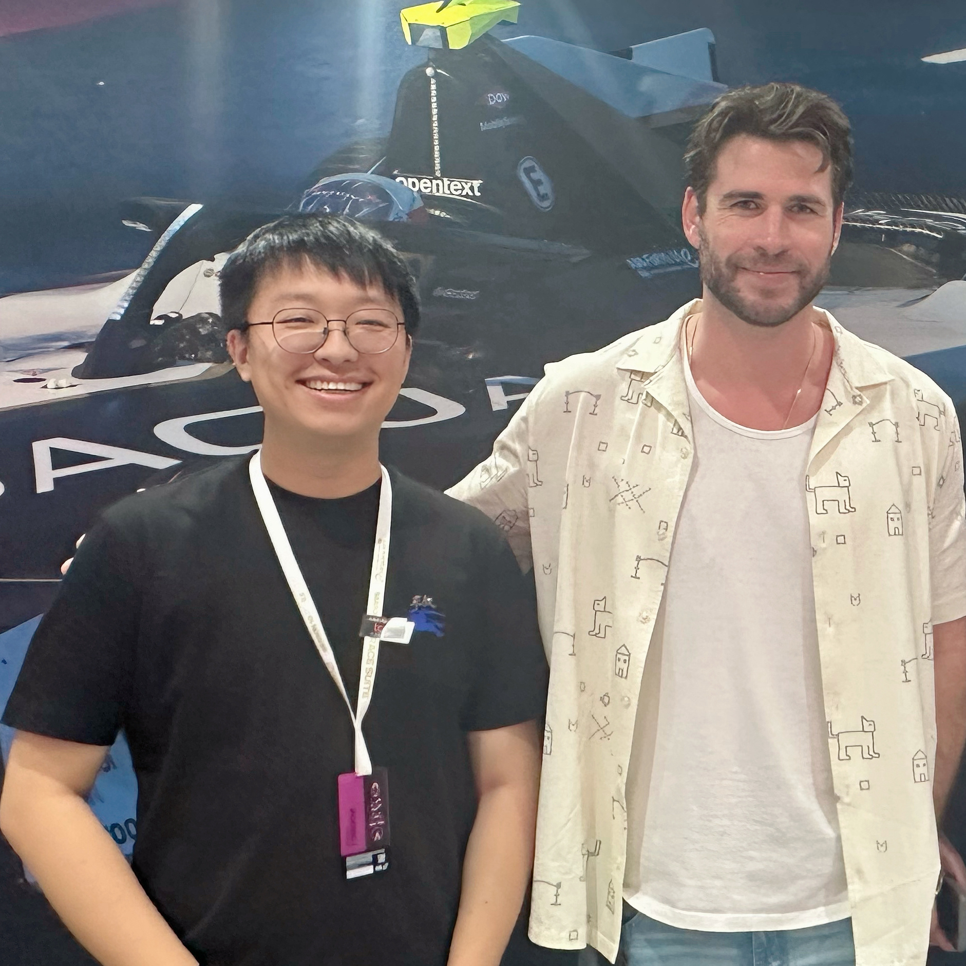 with Liam Hemsworth（他们这个家族的人都这么帅吗？我能不能改名
