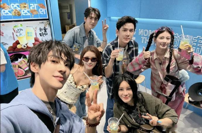 张予曦毕雯珺官宣新综艺合伙人原班人马回归 梦幻联动再续！张予曦毕雯珺同框新综艺，