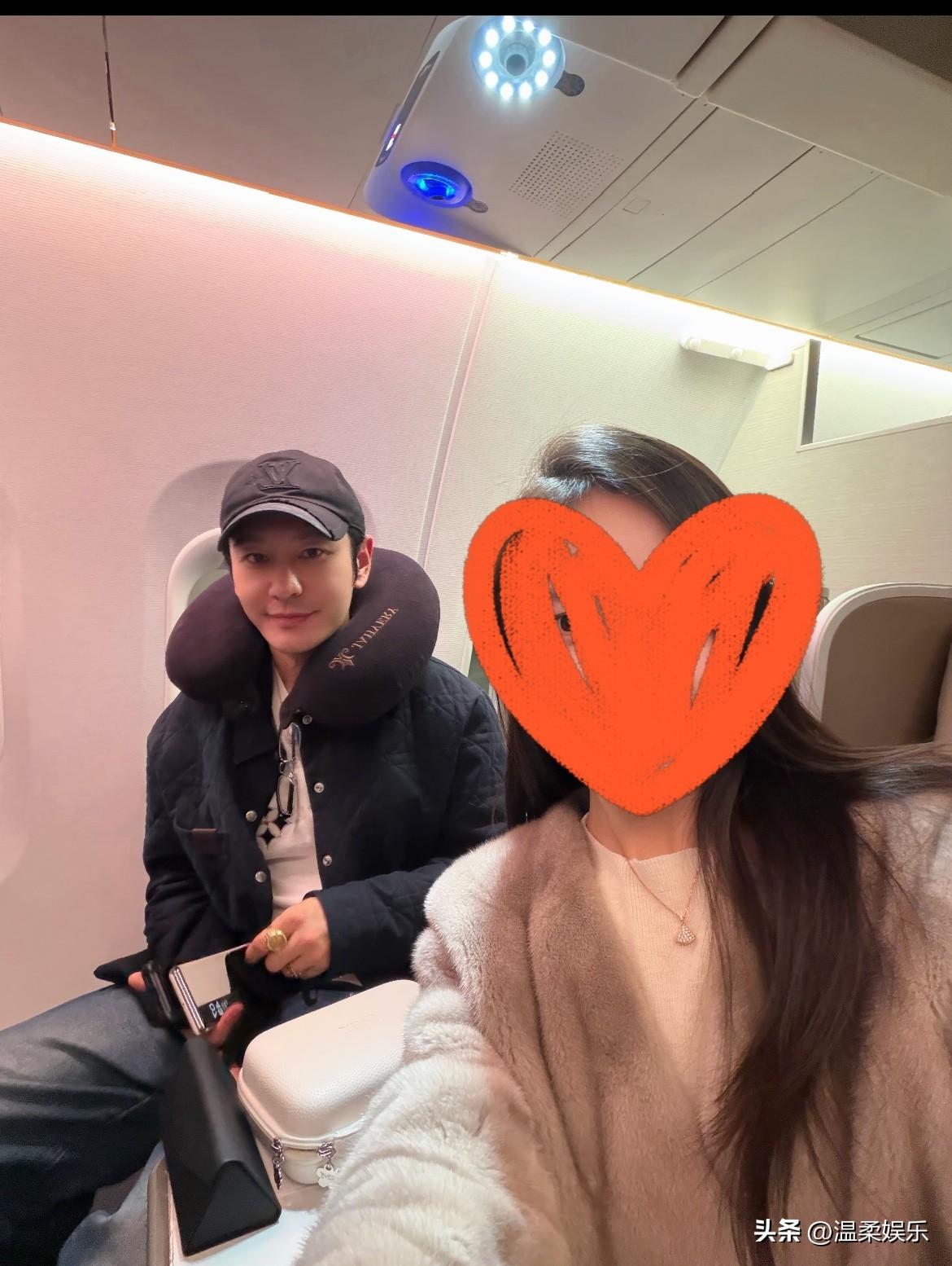 黄晓明在飞机上喊话机友支持他的作品！
飞行期间还一直在工作，根本没休息😴的时候