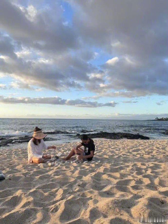 孙俪海边plog哇哦🎉孙俪晒出海边🏝️九宫格，是幸福的一家人哇～[心] ​​