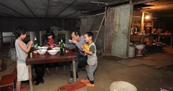 2000 年嘉兴桥下一户夫妻常年艰难度日，挤在狭小住处十年生下四个娃，日常和鼠群
