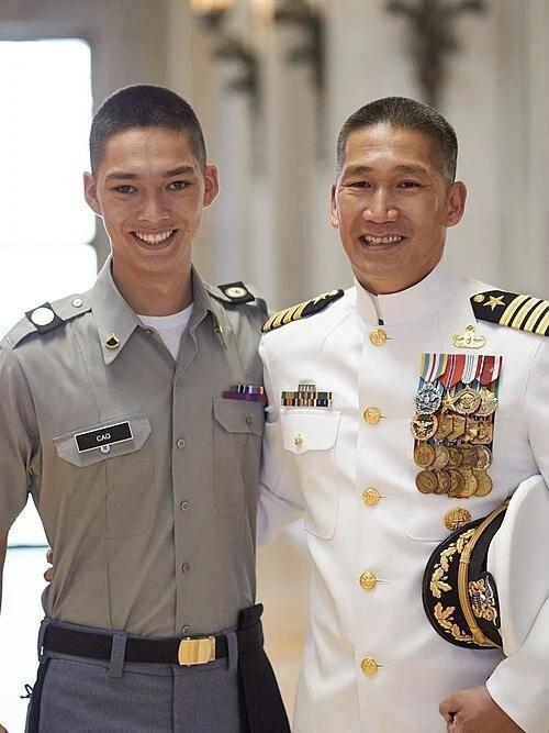 4月24日，据社交媒体报道，昨天，美国国防部长赫格塞思解除海军司令职务，由越南裔