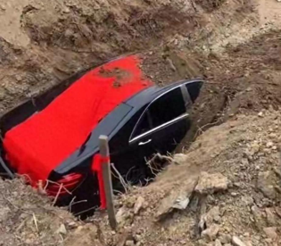 太离谱了！辽宁辽阳有人把百万奔驰S450L埋了当陪葬品，车牌号还是辽K8888B