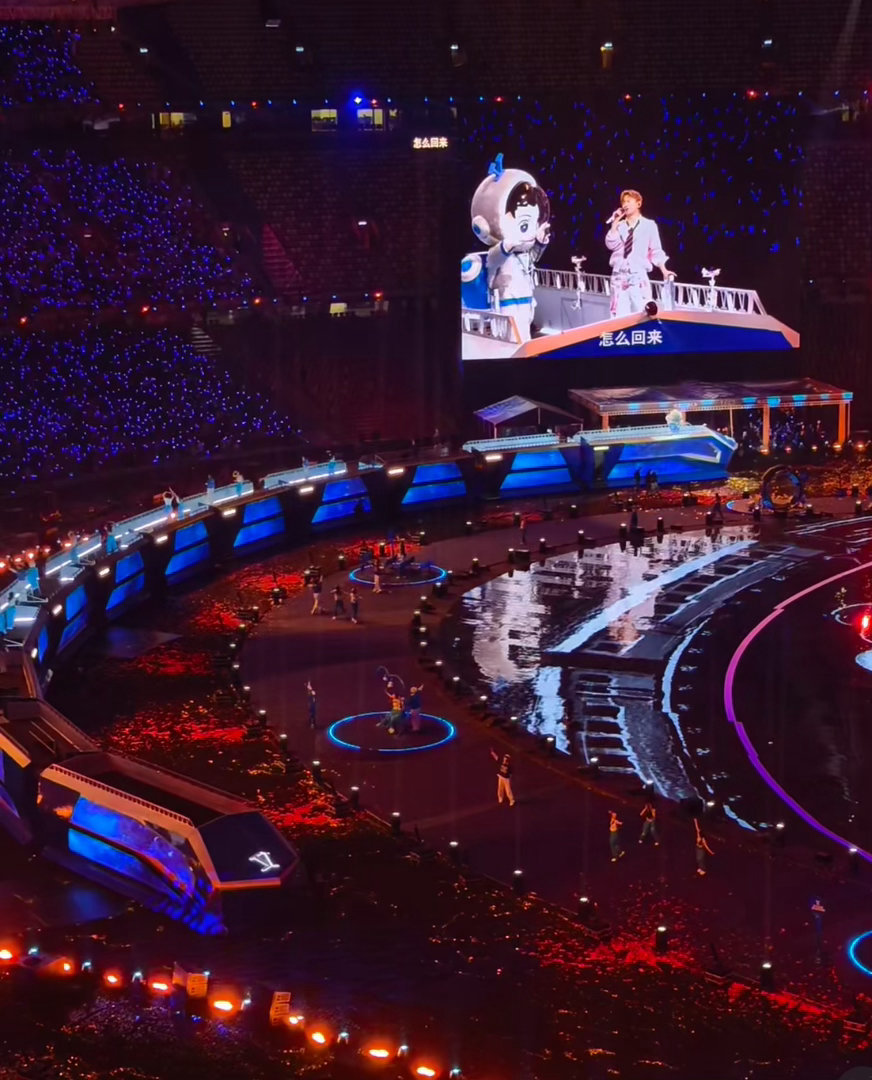 张杰鸟巢演唱会开场就是一个净化 看视频的时候，唢呐声一响，整个人都定住了。那种空