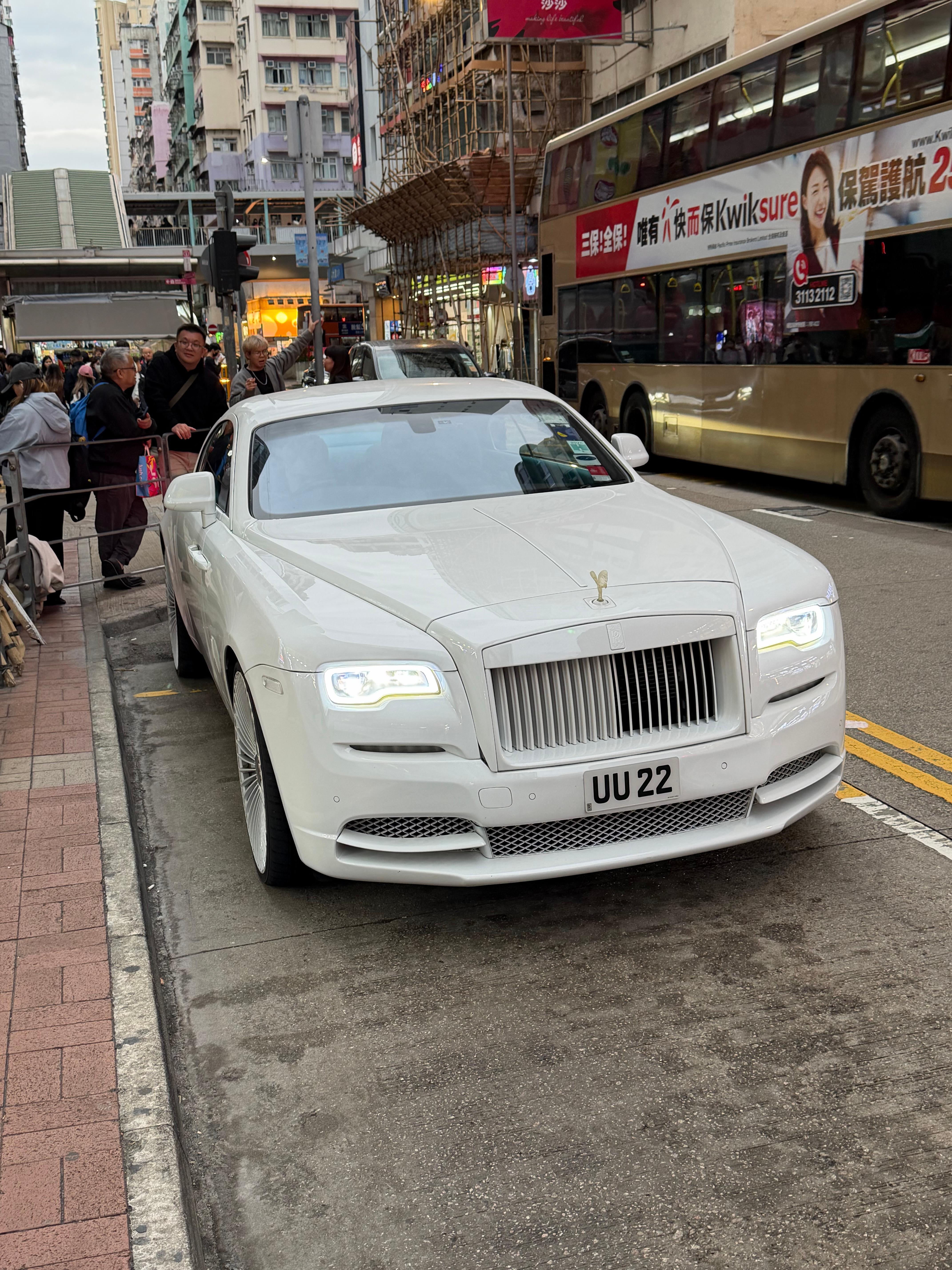 全白的劳斯本身就少见，再把轮子堆到24寸的，就更少见了 香港·旺角中心