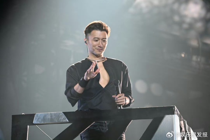 一抬头就吻上谢霆锋了谢霆锋深圳站摇臂舞台真的宠粉天花板！左右两个机械摇臂直接把谢