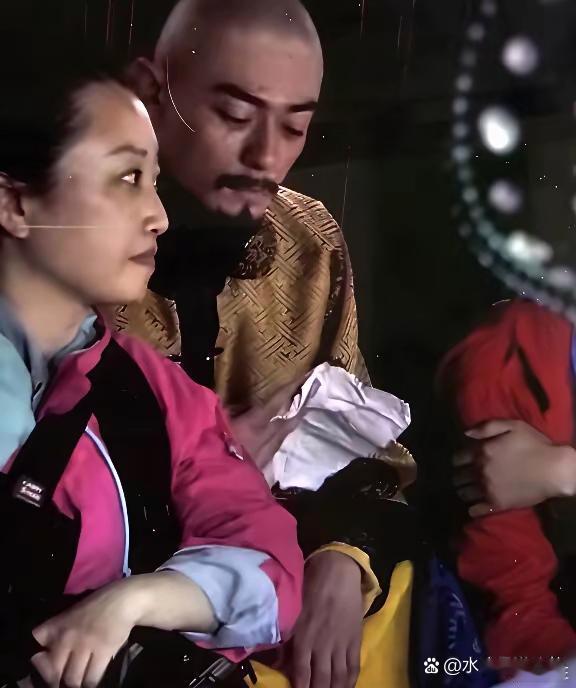 霍建华拍这部戏的时候应该挺敬业，台词本都皱得像纸巾了。 