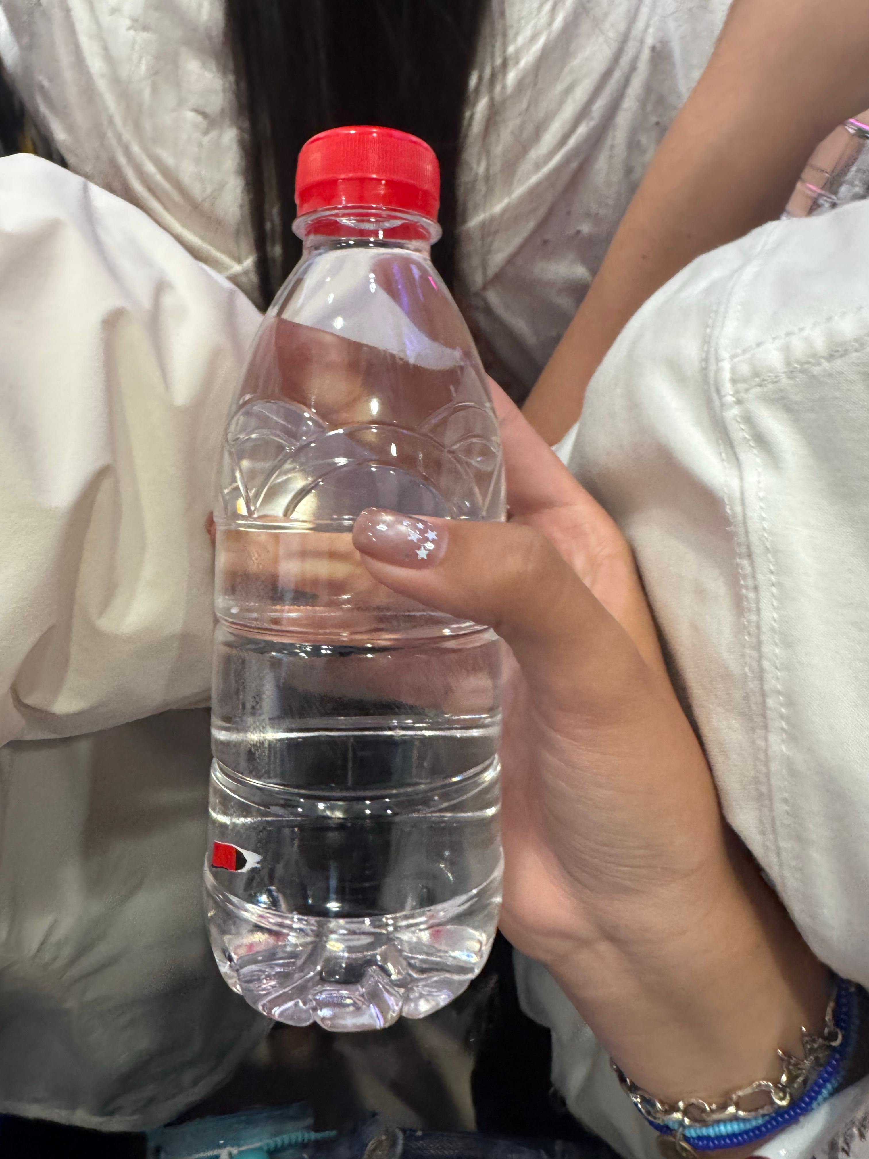 kimjisoo 金智秀你怎么这么好 我一直哭……在商场里面等 也拿到欧尼的水了