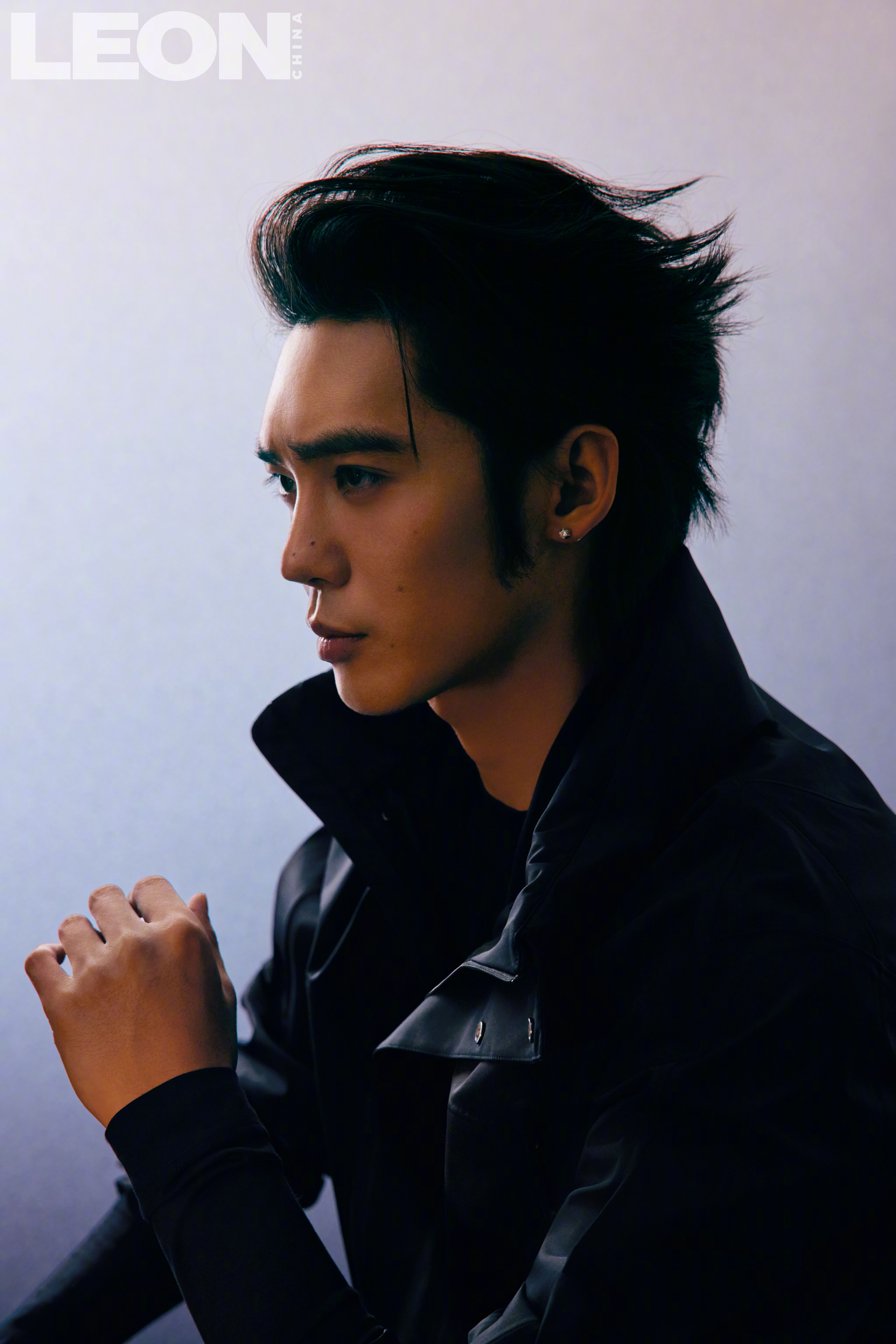 于适登上 LEON中文版2026年三月刊封面，身穿Dior和波司登出镜，演绎春日