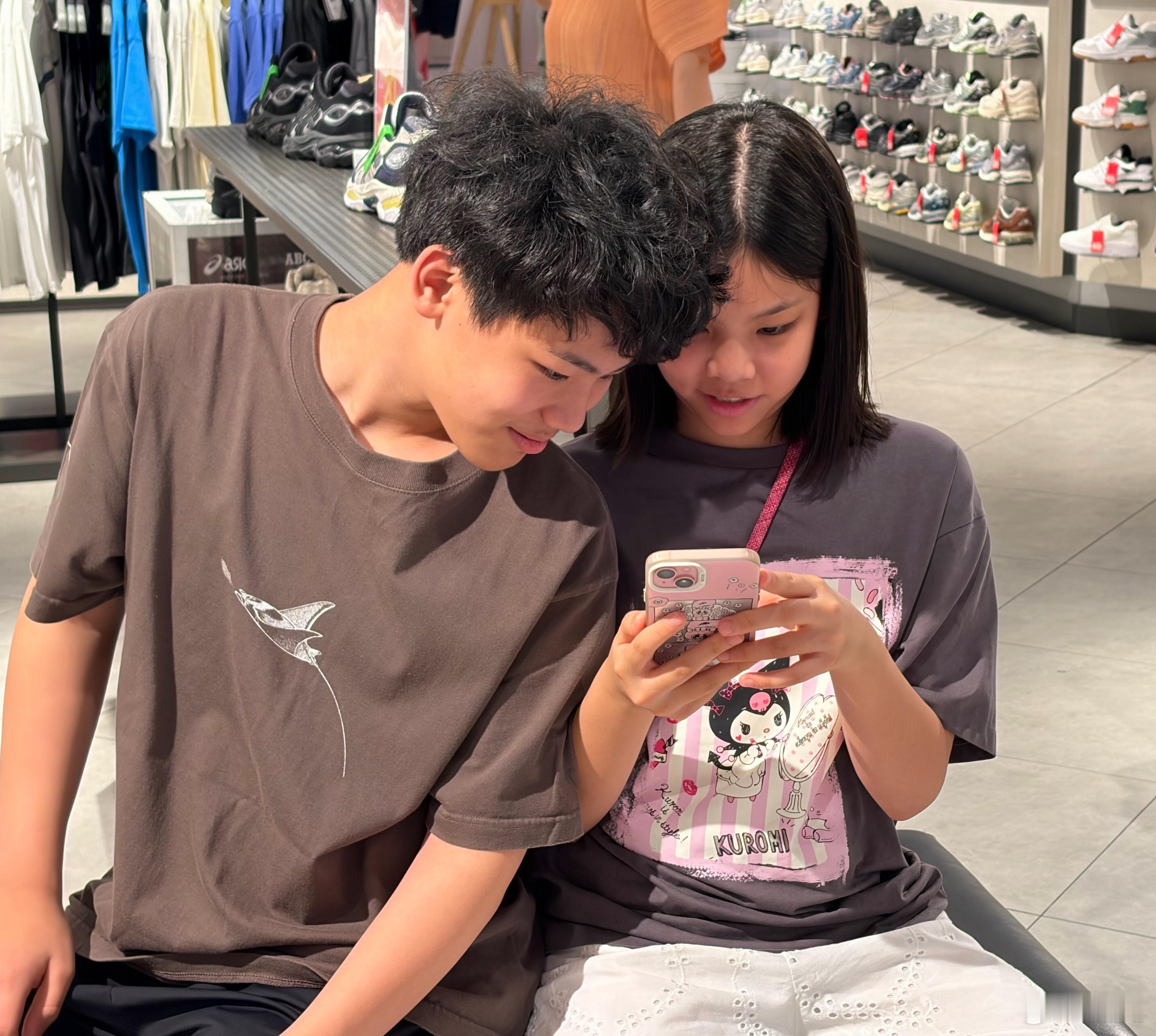 10年前，4岁和2岁。现在，14岁和12岁。时光真快啊。 