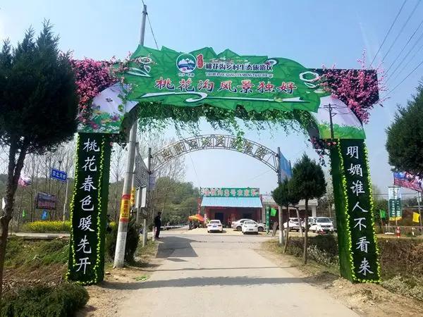 内乡赤眉镇：桃李花开成海，旅游季惊艳开幕
春风拂过内乡赤眉镇，万亩桃李花一夜绽放