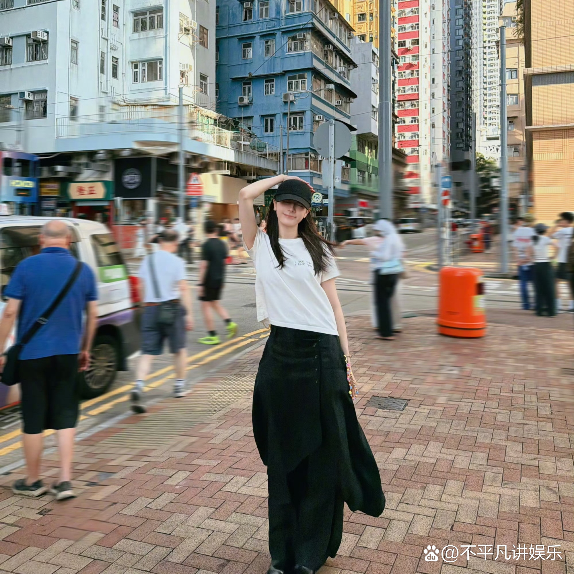 迪丽热巴香港素颜plog出圈，原相机状态好能打 