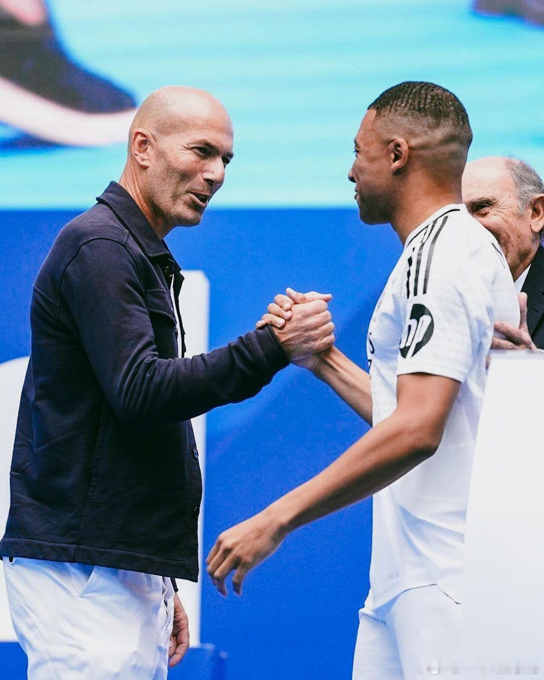 皇马连续两季四大皆空，根本原因就是弗洛伦蒂诺，巨星引援严重失衡。2026年球迷印