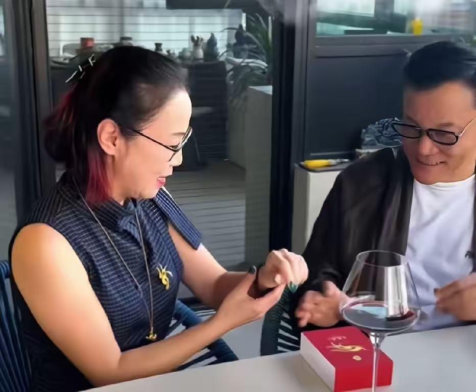 李国庆晒幸福，一口一个小红，他为张丹红准备了两份礼物，还不忘内涵一番前妻。两人迎