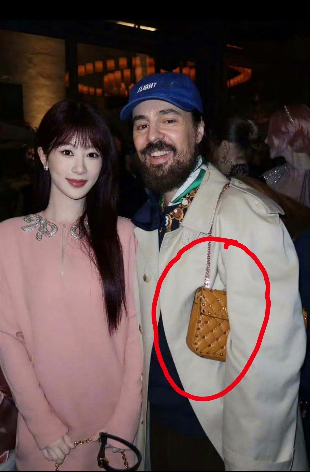 杨紫在秀场交到了新朋友恭喜杨紫，另外，这位帅哥的背包方式挺时尚啊，学起来。