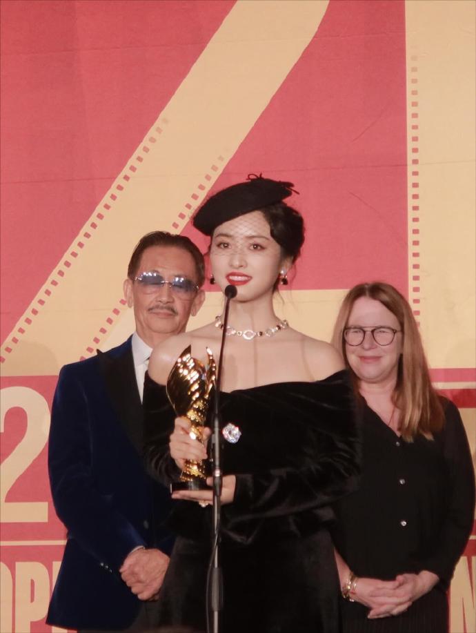 沈月出席“中美电影节”，真是美艳不可方物！
奥黛丽赫本风，GET！