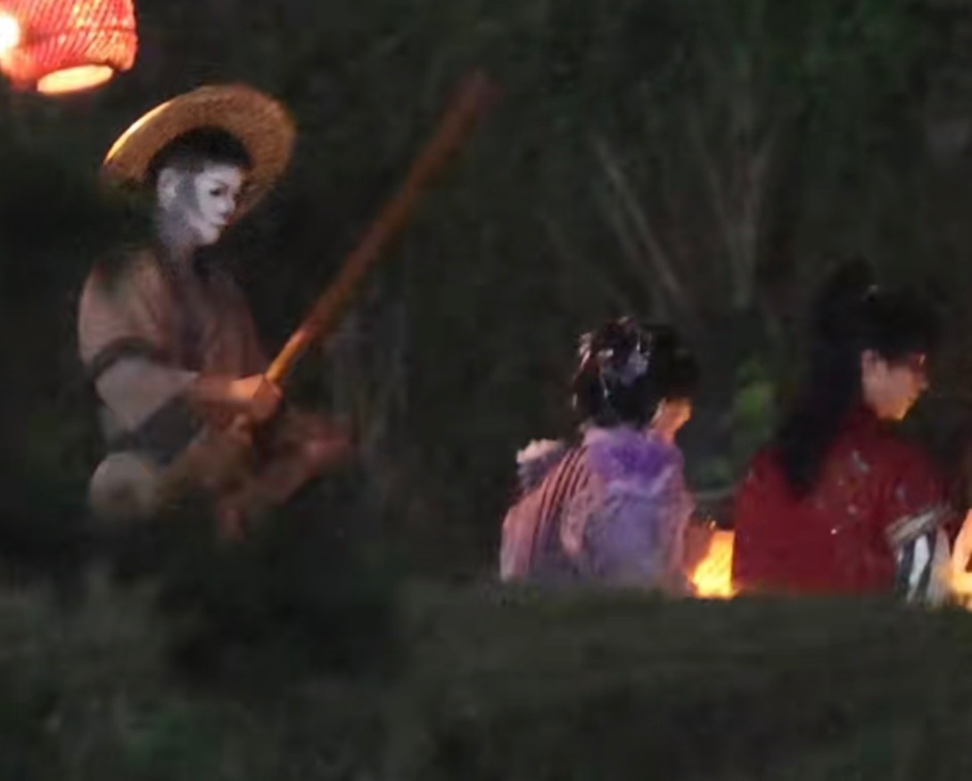 甚至还是个船夫 很有可能上船时就已经吓到我孩纸了前边那条船上还有个 前后夹击 ?