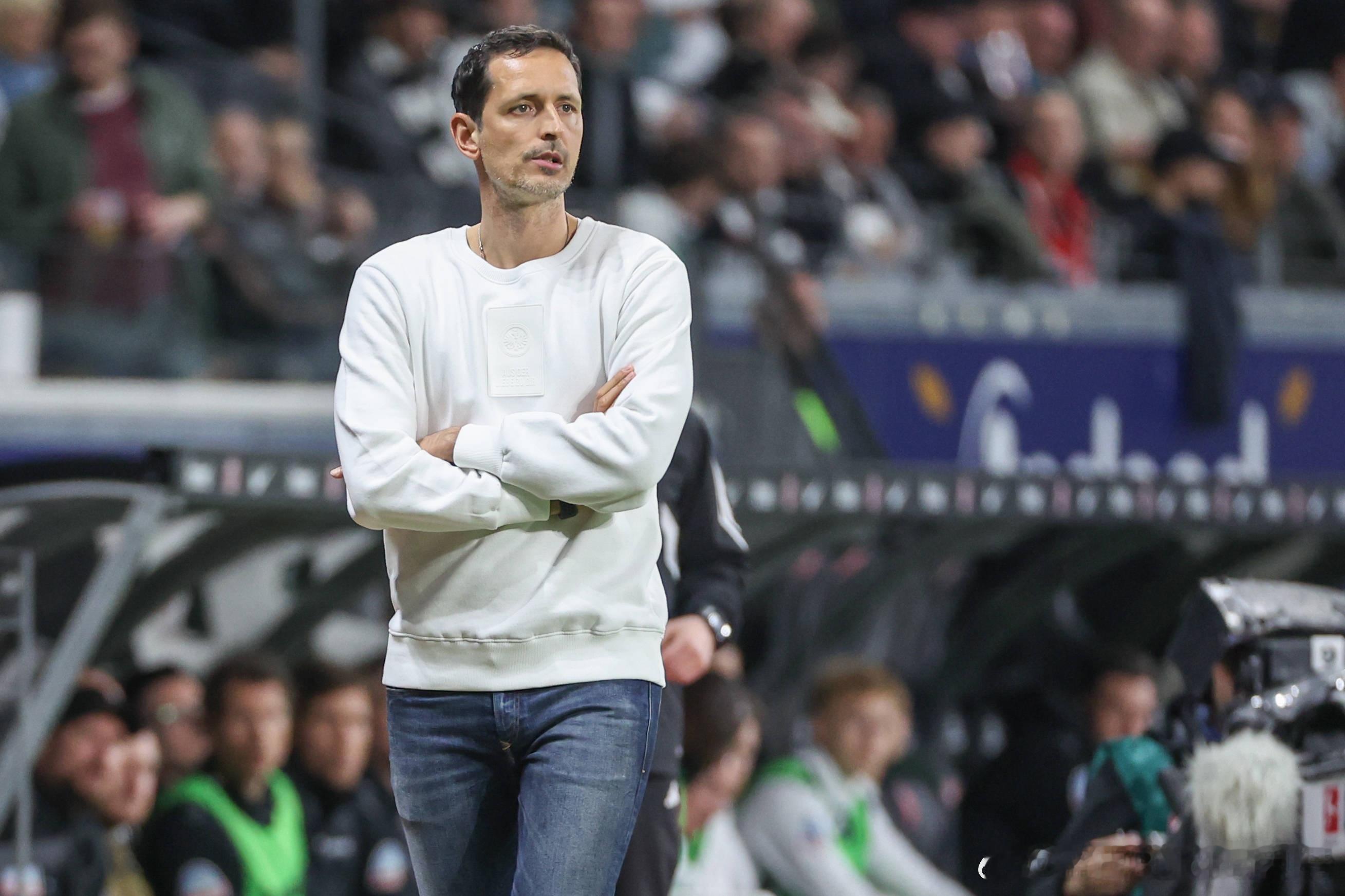 1月18日讯 法兰克福官方消息，球队主帅迪诺·托普默勒下课。45岁的托普默勒在2