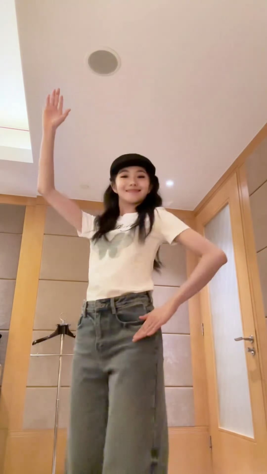 刘浩存开工跳蒙古舞浩存就这样宠，开工三平台都更新了视频和照片！素颜届最严厉的母亲