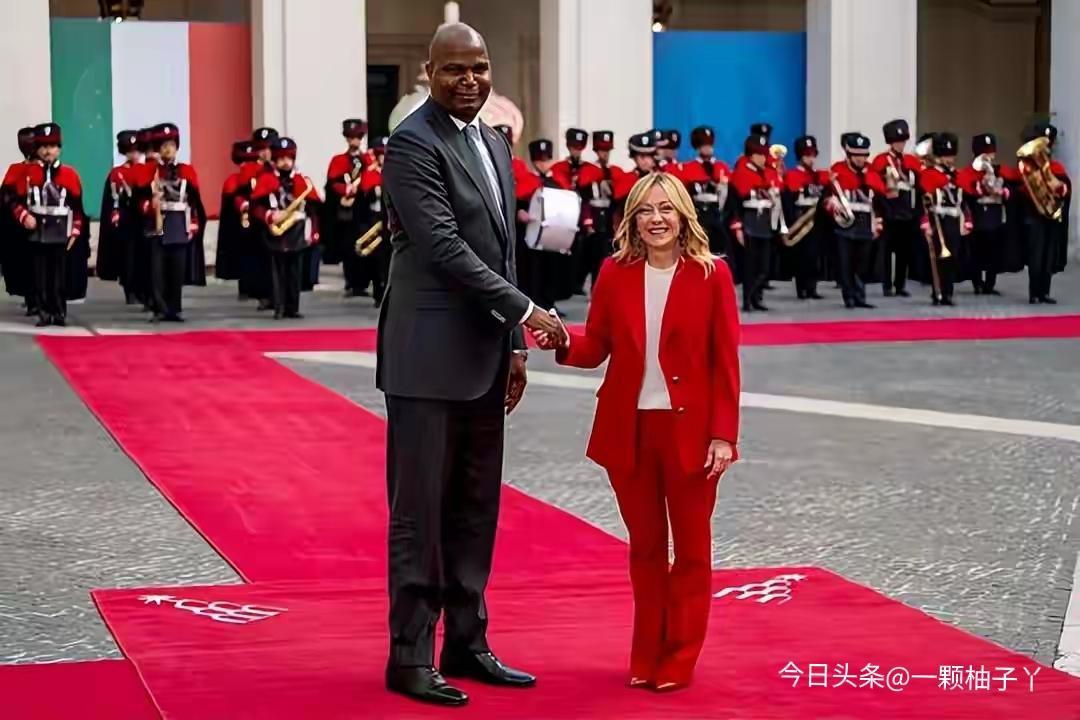 意大利总理梅洛尼在基吉宫搞了场热闹的欢迎仪式，迎接莫桑比克总统查波，顺带贡献了一