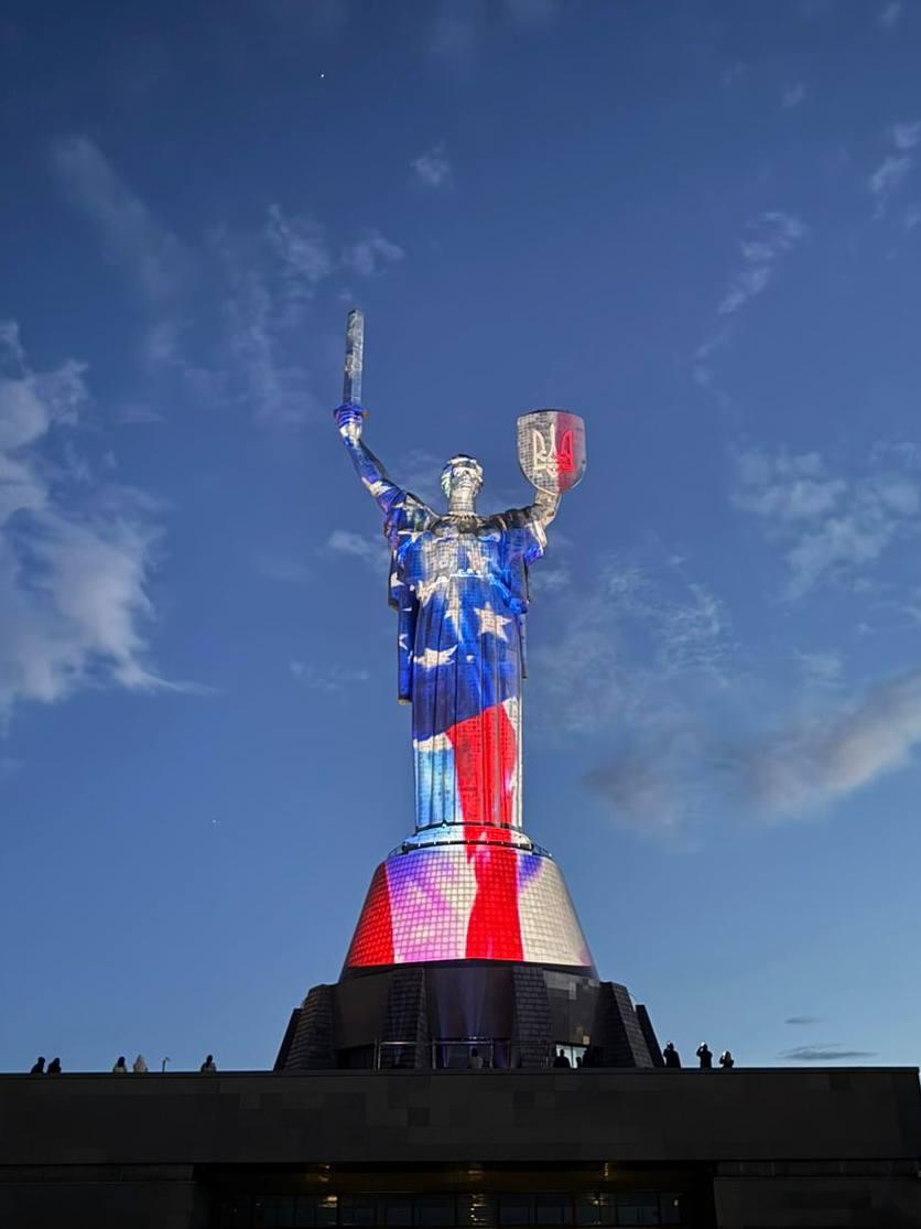 乌克兰总统泽连斯基7月4日与美国总统特朗普通电话，祝贺美国独立250周年，并附上