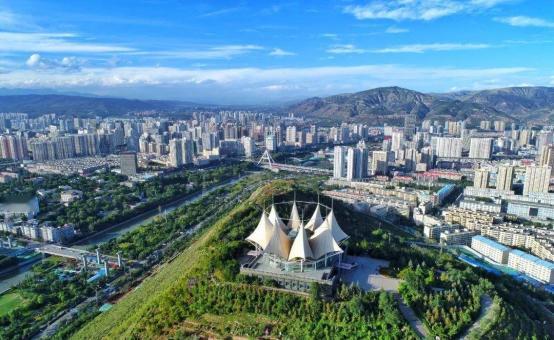 【青藏高原上最大的城市，从三线沦为四线，风景美极受游客喜爱】

众所周知，我国地