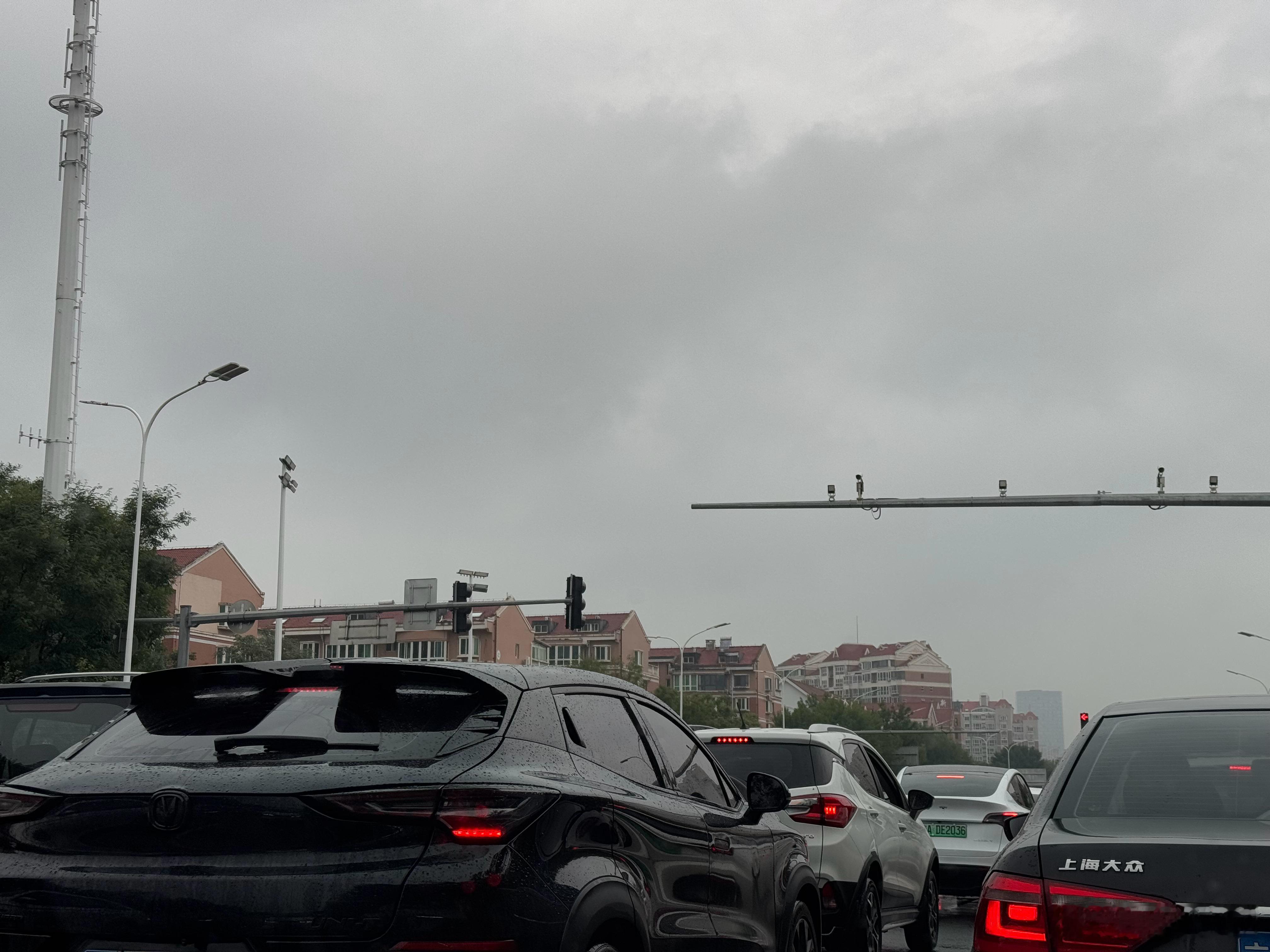 一件神奇的事情一下雨北京好多司机就不会开车了[跪了]  ​​​