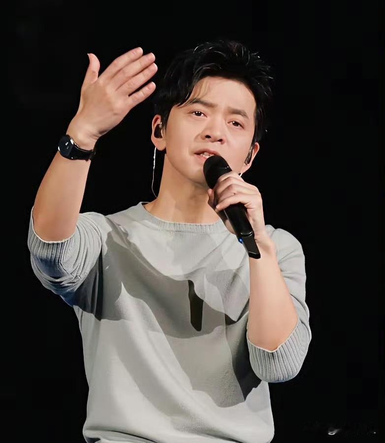 主持人曾问李健想不想要孩子，他特别坦然地回答，自己今年51岁了，这辈子最不后悔的