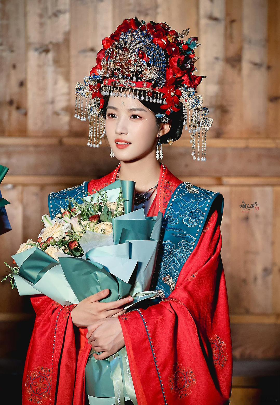 百变的妆造，不变的美丽，期待一下卢昱晓饰演的简明舒[哇] ​​​