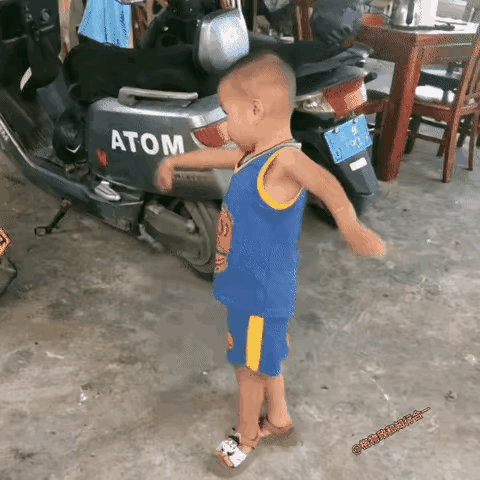 新疆跳舞男孩这小子，估计是爷爷奶奶带的，学广场舞，模仿的有模有样，一板一眼太治愈