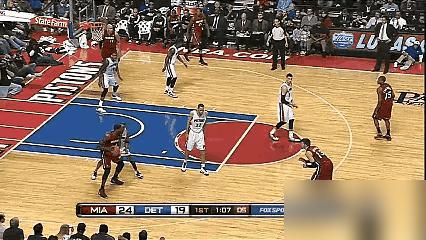 别再吹35秒13分了，麦迪这一球让詹皇蒙羞。
詹姆斯拧着身子杀向篮筐，以为十拿