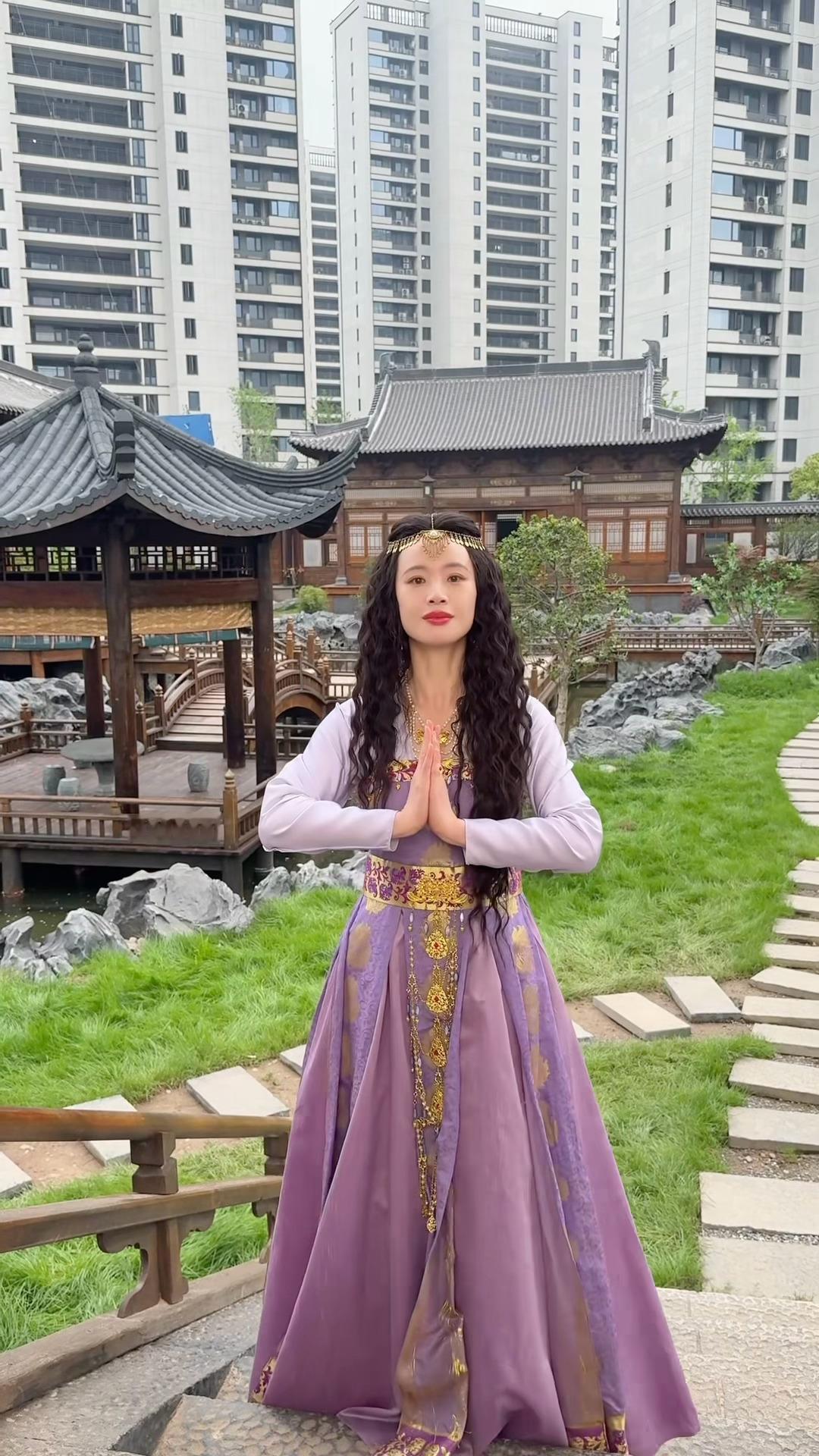 起初大家以为这只是个普通的抽象手势舞，直到队伍越来越壮大……蔡有福：你永远不知道