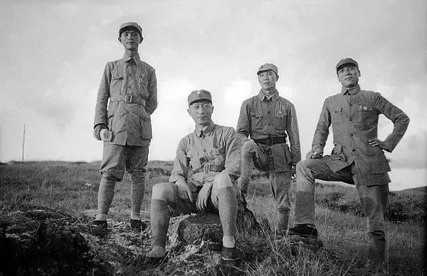 1940年8月，百团大战前夕，晋察冀军区司令员聂荣臻和战友在河北省平山县吊儿庄留