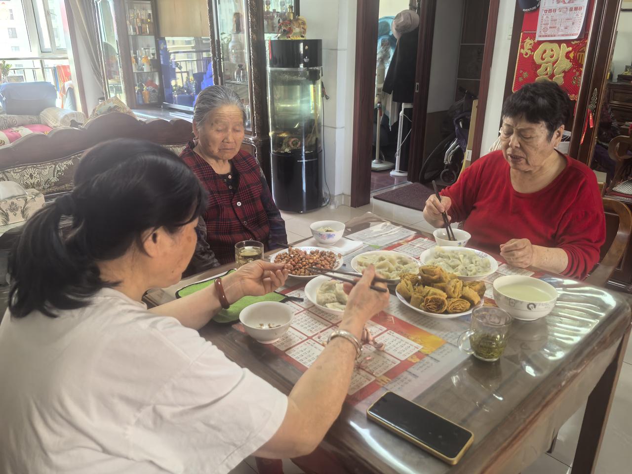 母亲节里的温馨时光
今天是母亲节，阳光格外温柔，洒在每一寸土地上，仿佛也在为这特