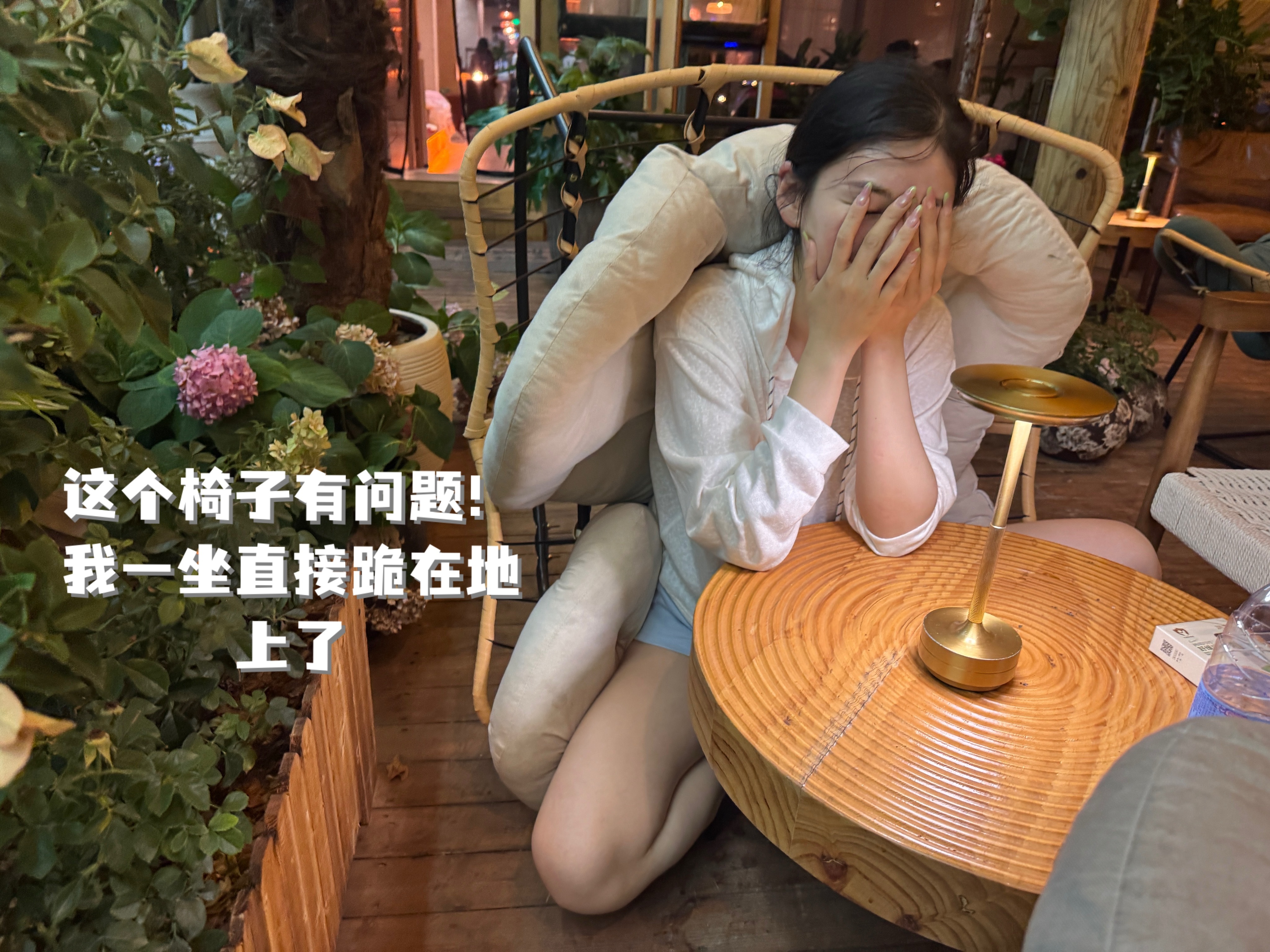 晚上跟薛老师出去散步了直接怒走一个半小时累得我最后都腰疼了本来晚上吃了挺多的现在