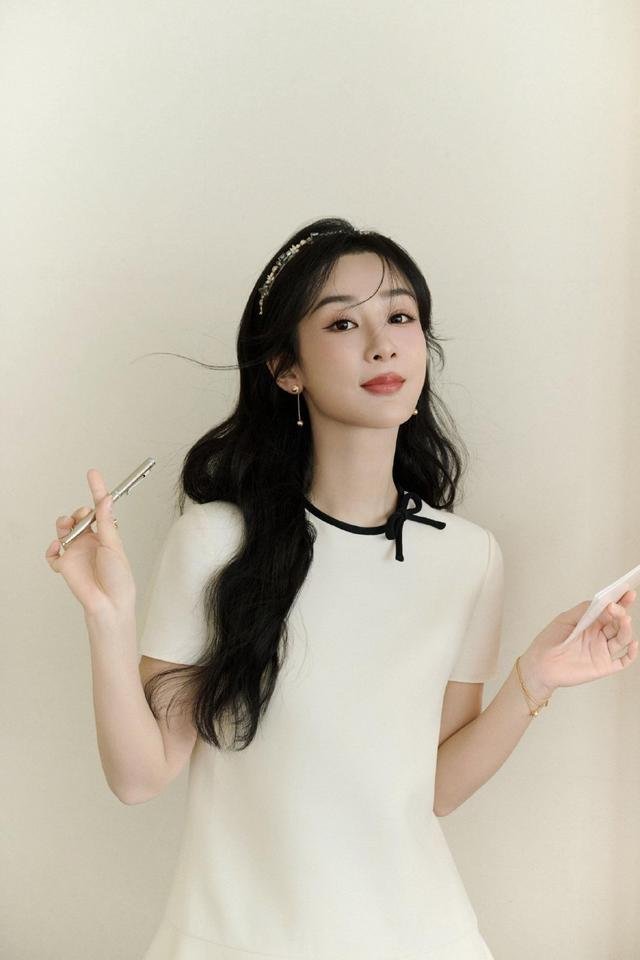 杨紫 把腿合上没有刻意的镜头表演，下意识顾及长辈体面，轻声提醒的模样好戳人，平凡