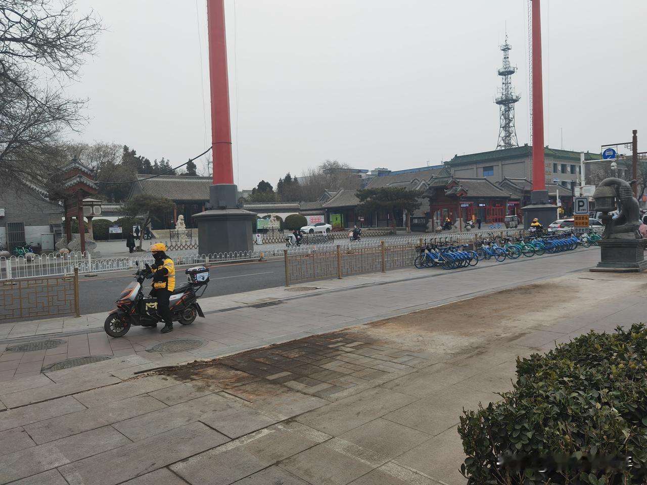 保定总督署对面广场边上的移动公厕拆走了，这里据说好像以后要新增一个停车场入口，让