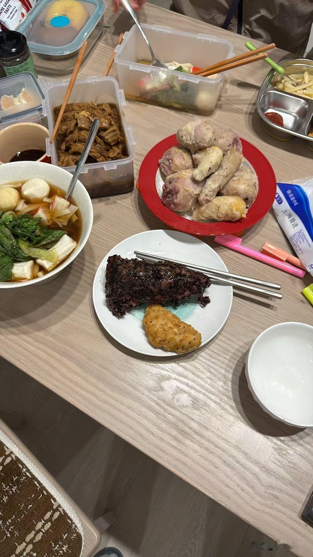端午节安康。

孩子不在身边的端午节，有些寂寞。

雨天也不能出去浪。
[大笑]