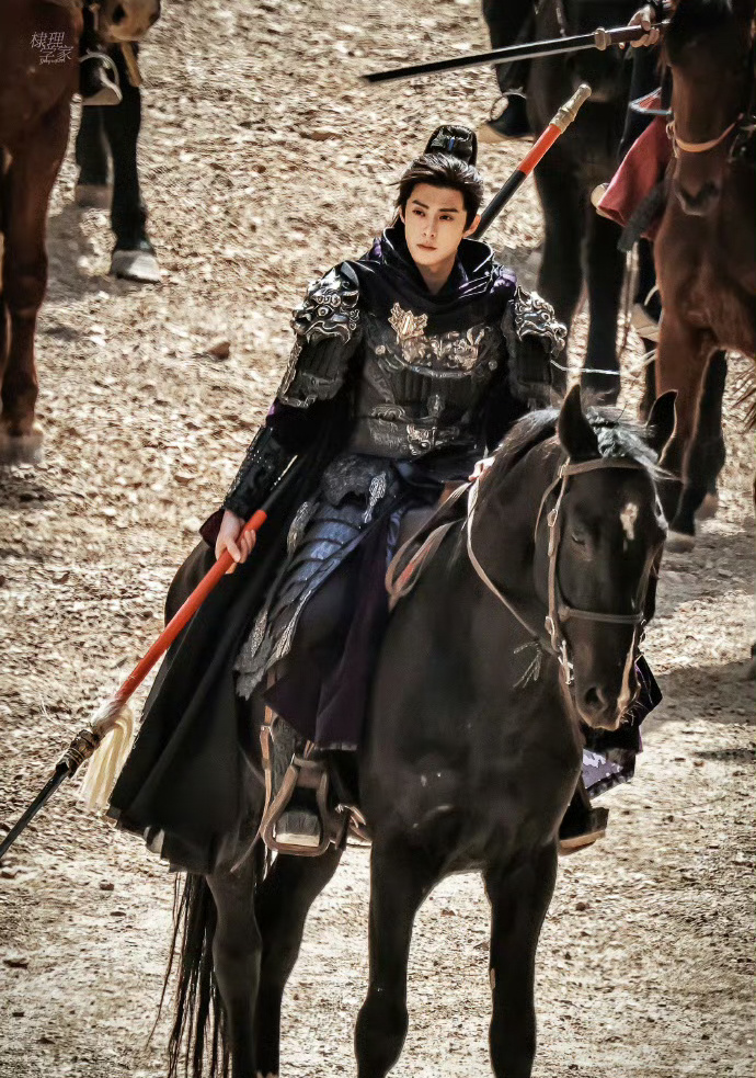 王鹤棣将门独后骑马路透，这个谢小侯爷也太飒爽了！清冷恣意又有少年桀骜感，狠狠期待