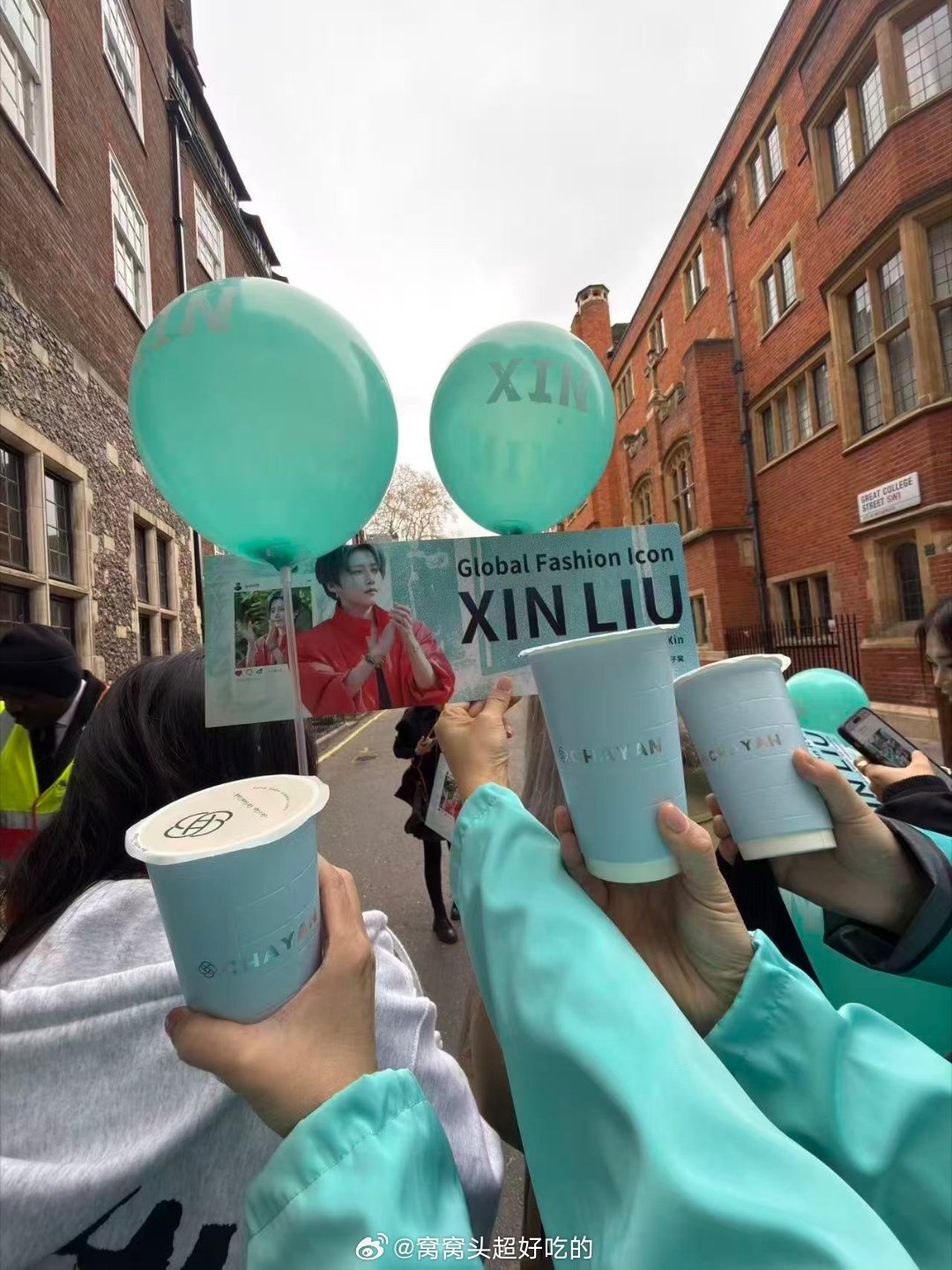 刘雨昕出席肯迪文百年大秀•伦敦给粉丝又又又送来了逆应援！有种双向奔赴🫶🏻是刘