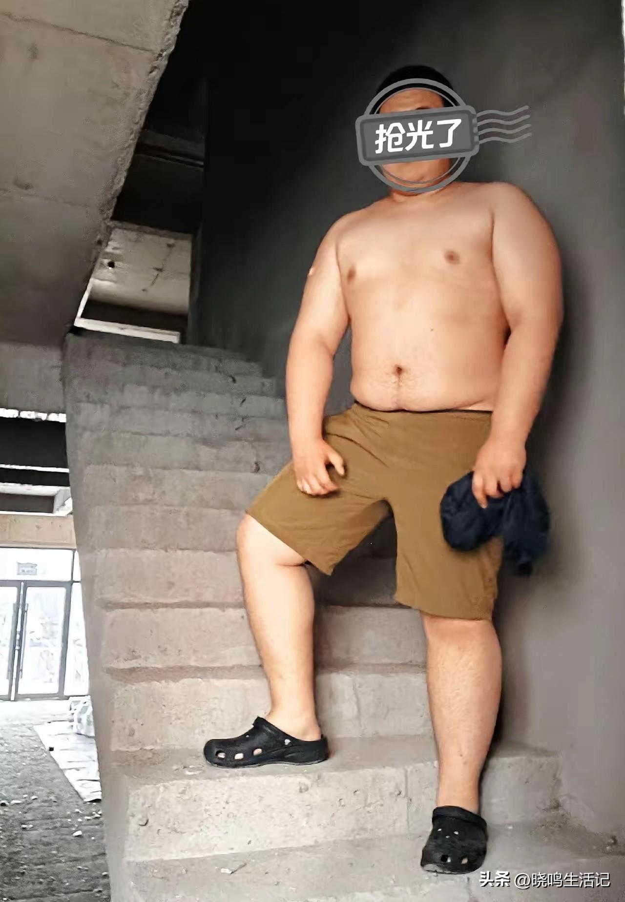 大叔这双洞洞鞋，现在好像挺流行的。