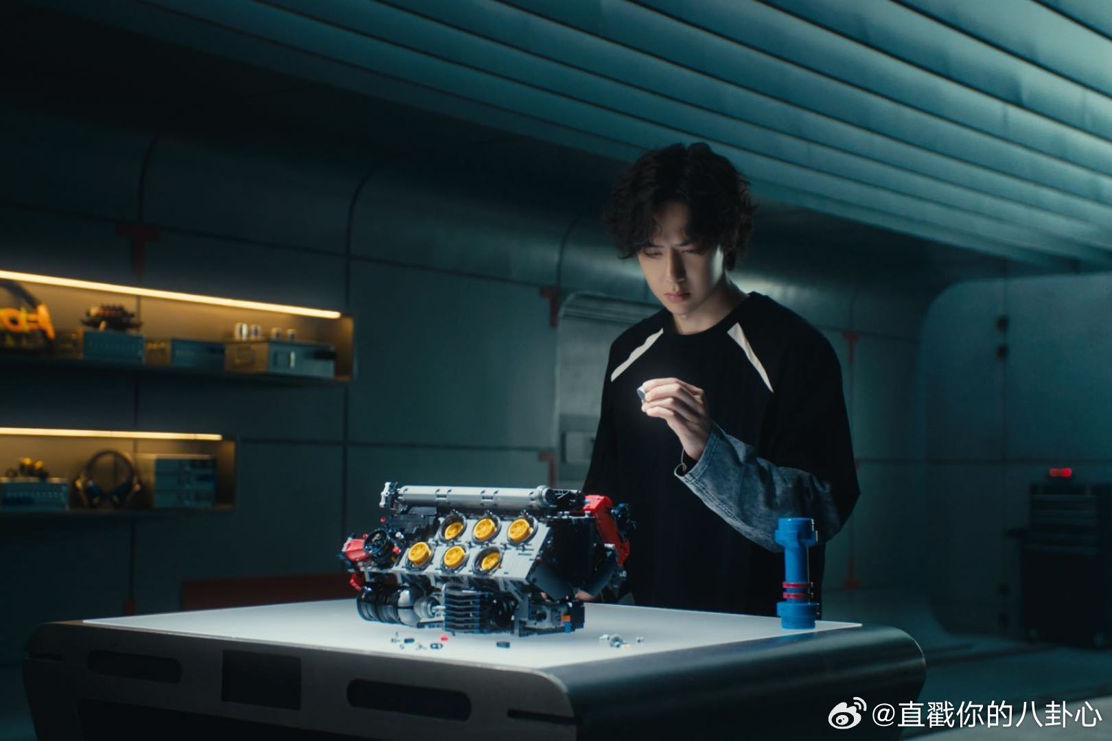 从赛道驰骋到桌前拼搭，85号赛车手王一博解锁新身份。指尖拾起一块块积木，把心中的